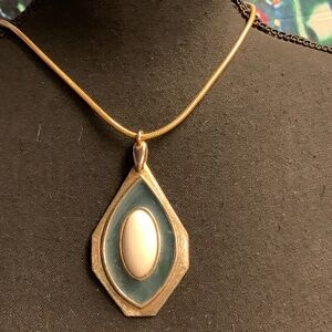 Pendant necklace
